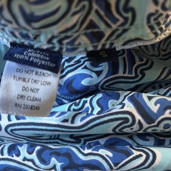 Vineyard Vines Ocean Wave Swim Trunks - men’s small - great condition - Picture 3 of 6